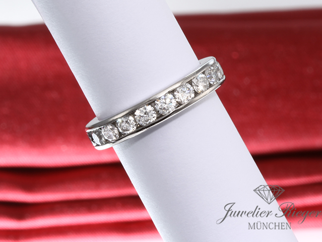 Bild 3 der Galerie: Tiffany & Co. Ring Setting Platin 950 Diamanten ca. 2,00 ct Größe 50 Eternity