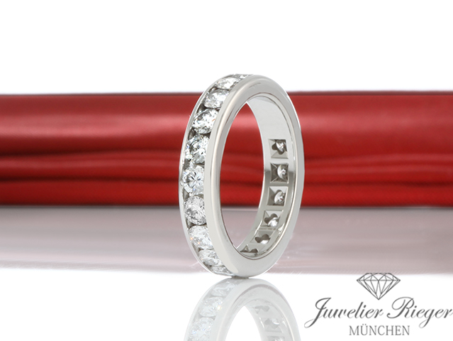Bild 4 der Galerie: Tiffany & Co. Ring Setting Platin 950 Diamanten ca. 2,00 ct Größe 50 Eternity