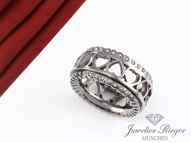 Produktbild eines Schmuckstücks. Sevigne Ring Herzen schwarz rhodiniertem Weissgold 750 Diamanten Gr. 53 Gold