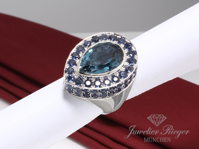 Produktbild eines Schmuckstücks. Wundervoller Ring Weissgold 750 Topas & blaue Saphire Gr. 56 Gold