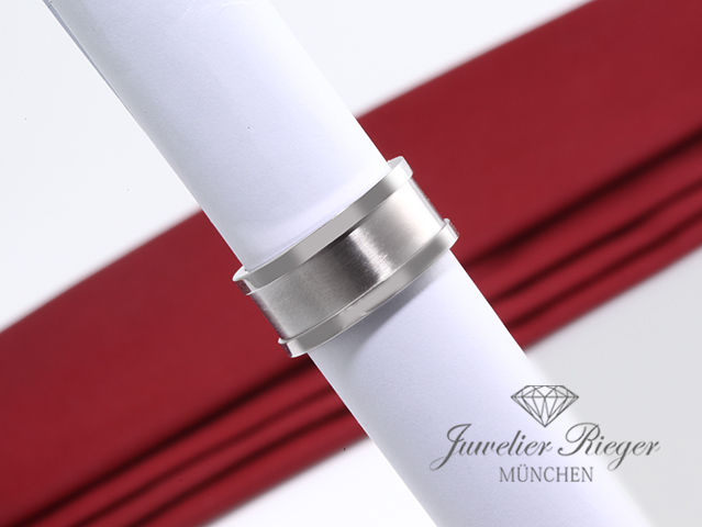 Bild 4 der Galerie: Cartier Ring Doppel C Logo Weissgold 750 Diamanten Gr. 54 Gold