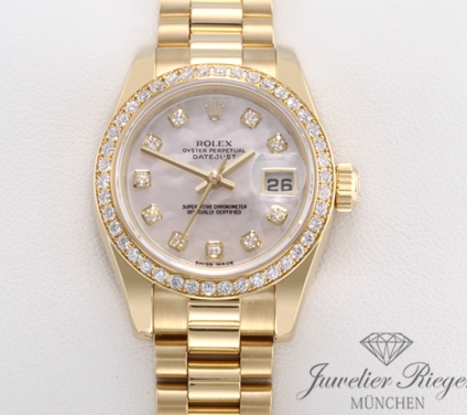 Front view of the watch, mainly showing the dial and bezel. Rolex Lady Datejust 179138 2014 Gelbgold 750 Perlmutt Diamanten Automatik Gold