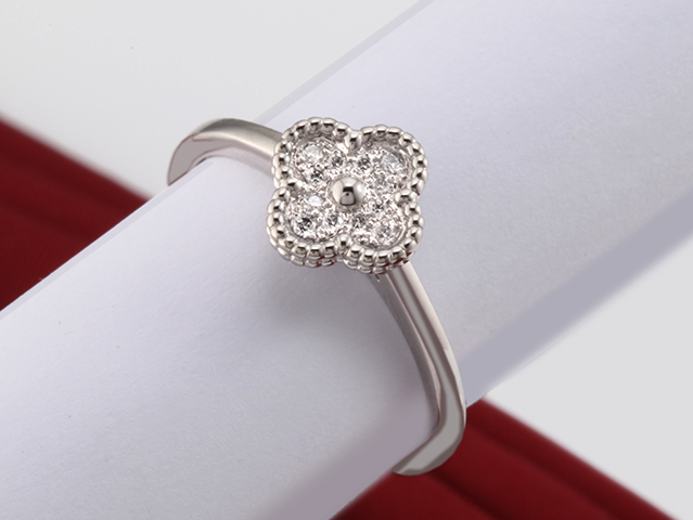 Image 1 of gallery: Van Cleef & Arpels Ring Sweet Alhambra Weissgold 750 Diamanten Gr. 57 2022
