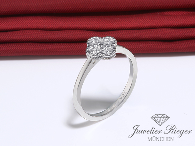 Image 4 of gallery: Van Cleef & Arpels Ring Sweet Alhambra Weissgold 750 Diamanten Gr. 57 2022