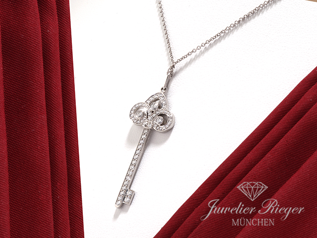 Bild 2 der Galerie: Tiffany & Co. Keys Fleur de Lis Platin 950 Diamanten Tiffany-Weissgold-Kette