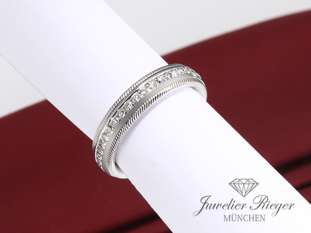 Bild 3 der Galerie: Wellendorff Ring Julia Weissgold 750 Diamanten ca. 0,56 ct. Brillanten Gr. 55,5