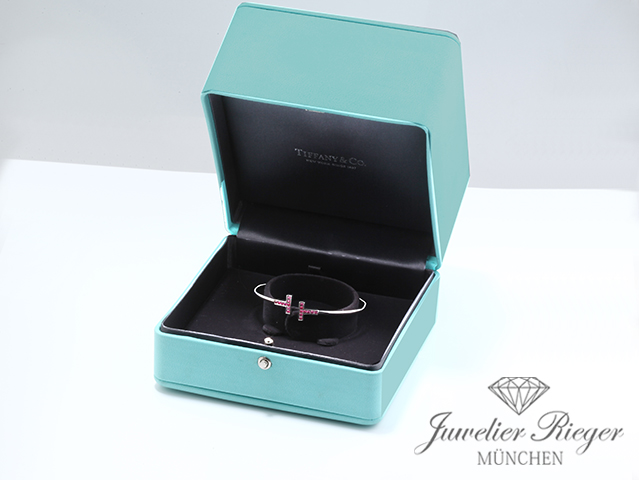 Bild 5 der Galerie: Tiffany & Co. T Wire Armreif Weissgold 750 Rubine Größe Medium Gold