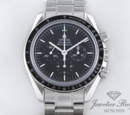 Uhransicht von vorne, hauptsächlich das Zifferblatt und die Lünette sichtbar. Omega Speedmaster Professional Moonwatch 2013 Chronograph 3573.50.00 Edelstahl