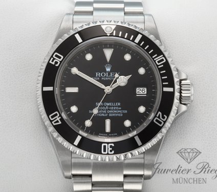 Uhransicht von vorne, hauptsächlich das Zifferblatt und die Lünette sichtbar. Rolex Sea Dweller Edelstahl 16600 T 2004/05 Automatik Stahl Taucheruhr Seadweller