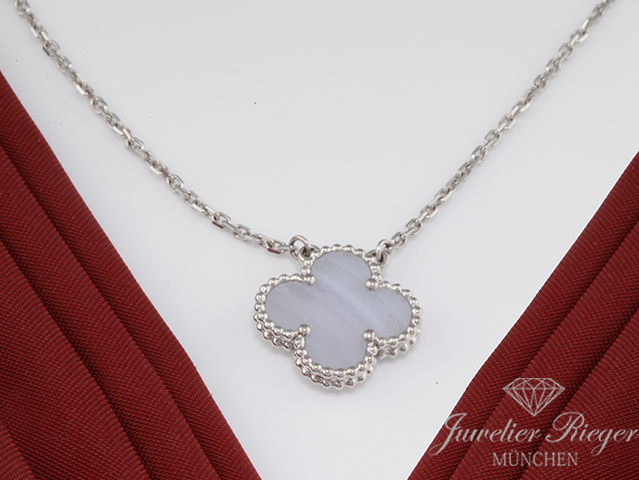 Bild 5 der Galerie: Van Cleef & Arpels Collier Vintage Alhambra Weissgold 750 Chalcedon 2013 Gold