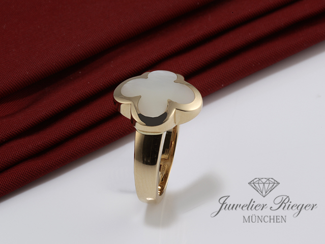 Bild 2 der Galerie: Van Cleef & Arpels Ring Pure Alhambra Gelbgold 750 Gr. 52 2012 VCARA35952